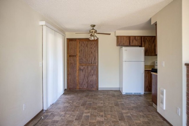 Building Photo - 3 Bedroom duplex in great location!