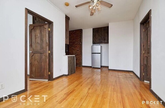 Building Photo - 647 E 11th Street Unit 28