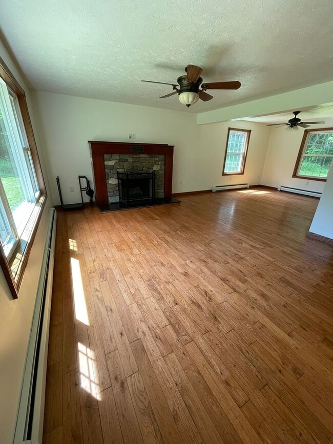 Building Photo - Single Family Home 3 Bed 2 bath available ...