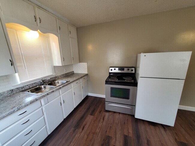 Building Photo - Remodeled 2 Bd with huge kitchen, dining r...