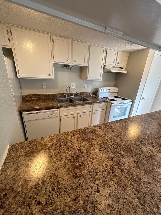 Building Photo - 1BD/1BA Townhouse located on the Germantow...