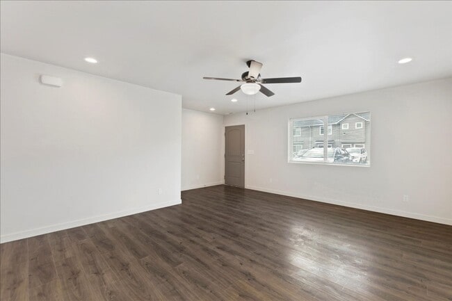 Building Photo - Like new 3 bedroom.