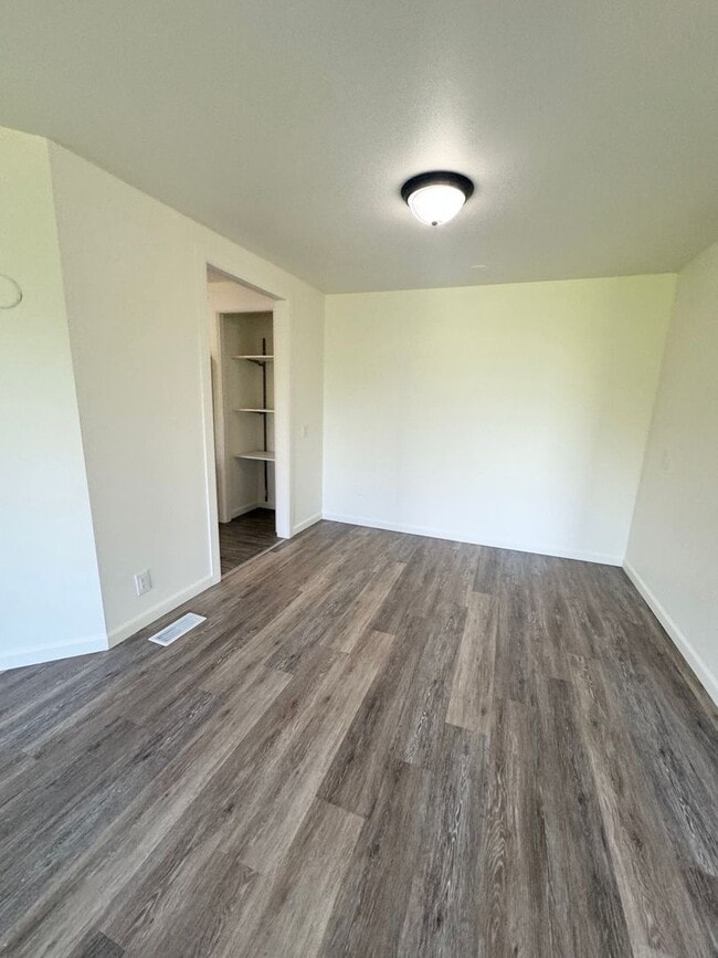 Building Photo - 3 Bedroom 2 Bathroom for Rent.