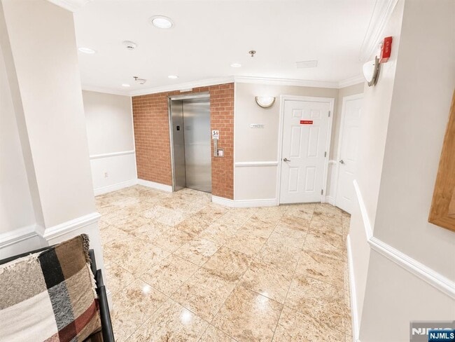Building Photo - 729 Madison 1C