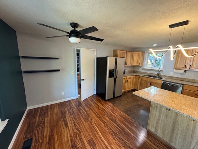 Foto del edificio - Updated 4 Bedroom Home in Fantastic Locati...