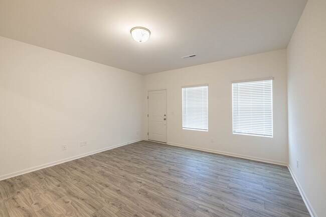 Building Photo - READY MAY 6TH  2 Bedroom 2.5 ba Townhome i...