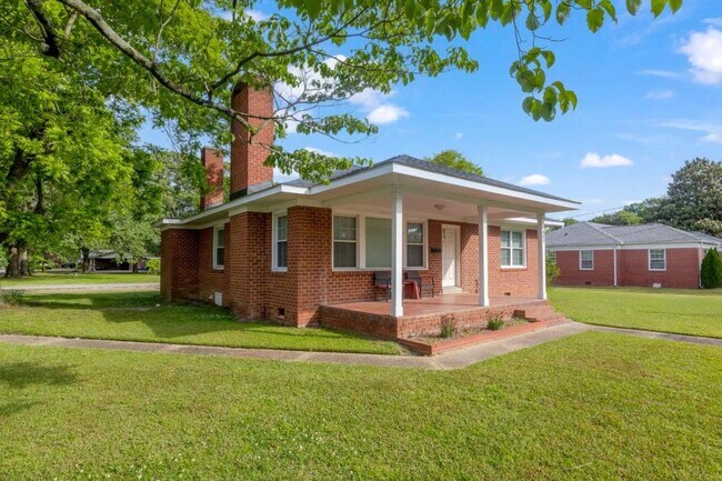Building Photo - 803 N Ellis Ave