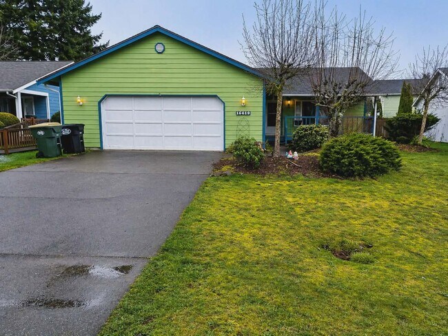 Foto del edificio - Must See 3 BED/2 Bath Rambler in Heart of Yelm Available 6/10/26! Close to JBLM!!!