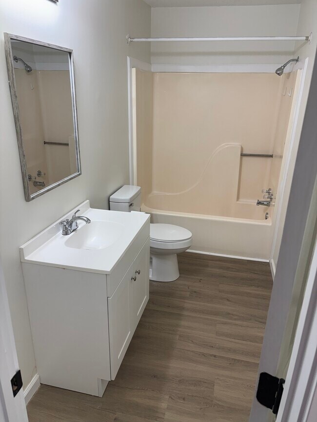 Baño del pasillo - 1235 Harrell