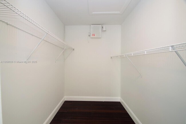 Foto del edificio - 3010 Willow Ln