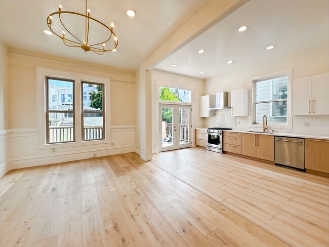 Foto del edificio - Top-Floor, Remodeled 5BR/2.5BA Victorian Flat, Pet Friendly, Steps from Alamo Square