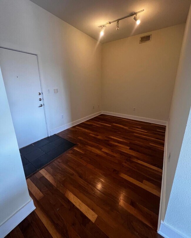 Foto del edificio - 4414 Cedar Springs Rd