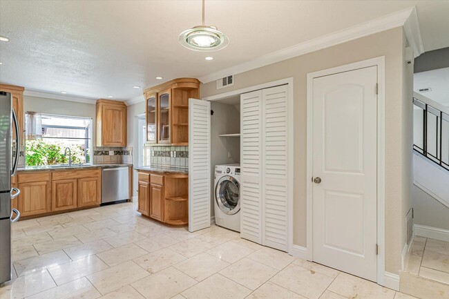 Building Photo - 3 Bedroom 2.5 Bathroom Los Gatos Woods Tow...