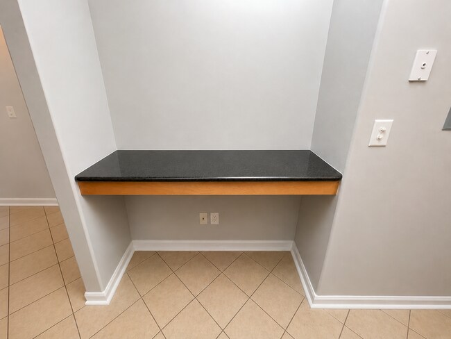 Foto del edificio - STUDIO APARTMENT LEASING AUGUST 9TH 2026! 1/2 DEPOSIT SPECIAL