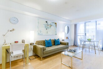 Building Photo - 250 University Ave