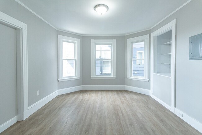 Building Photo - 9 Elm St