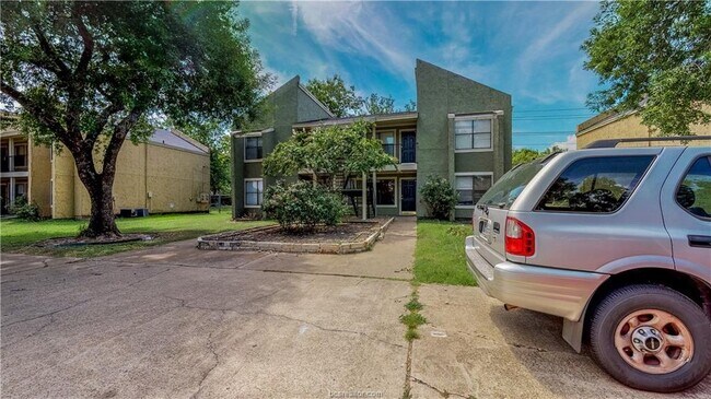 Building Photo - 303 Manuel Dr