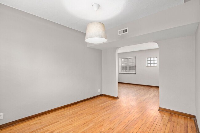 Foto del edificio - 5823 Lindenwood Ave