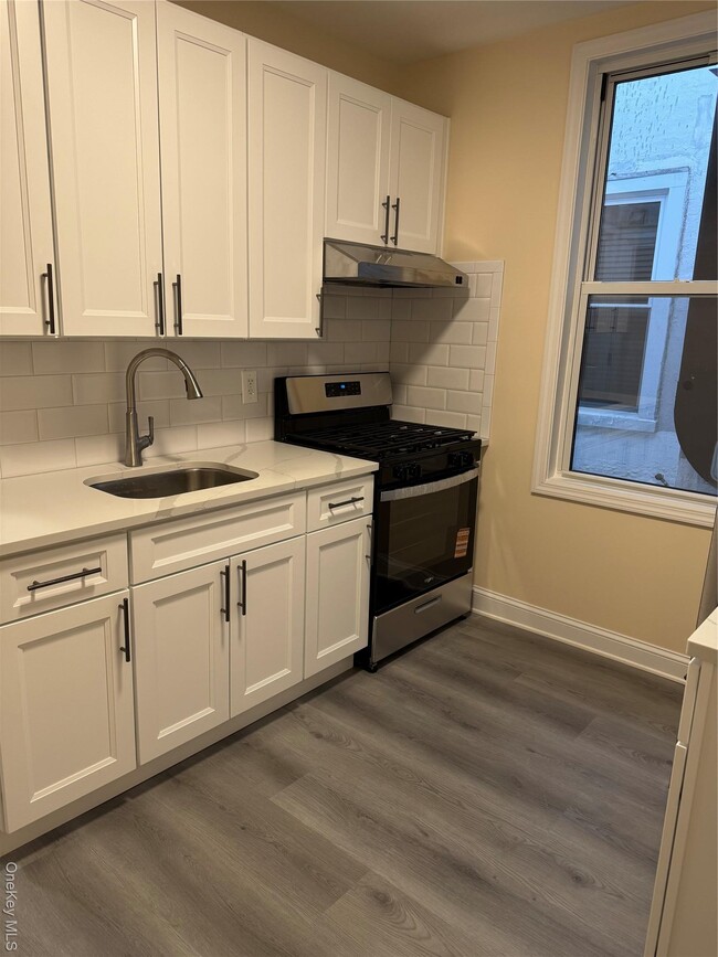 Foto del edificio - 106-17 Metropolitan Ave