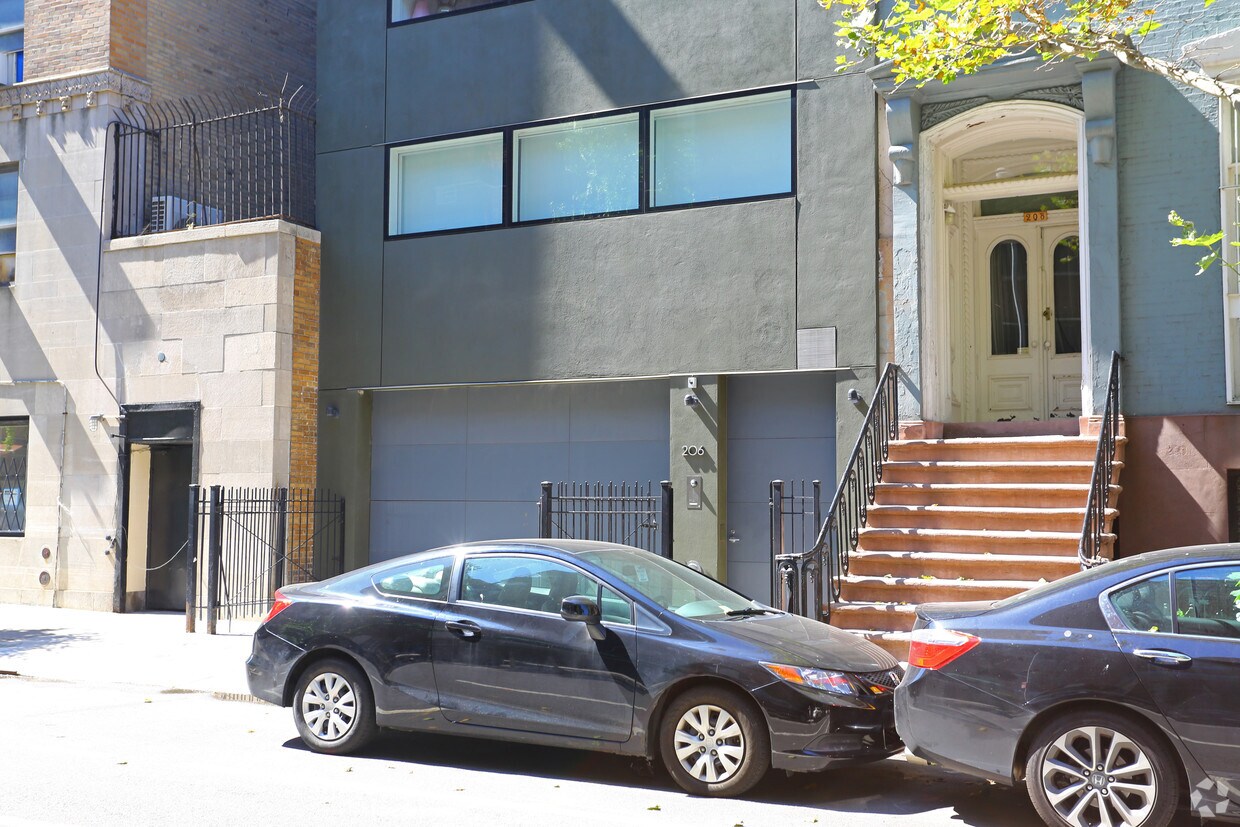 Building Photo - 206 W 15th St