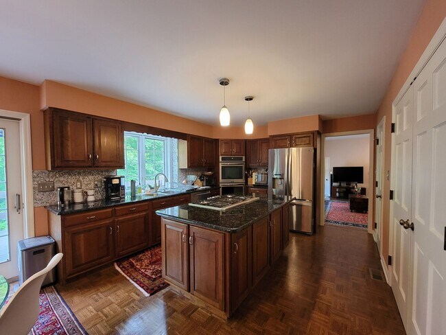 Building Photo - Gorgeous 3 bed 2.5 bath home in the Blue R...