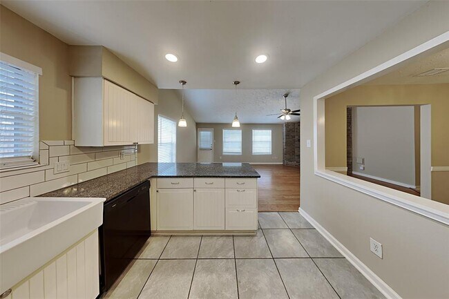 Foto del edificio - 16302 Cypress Point Dr