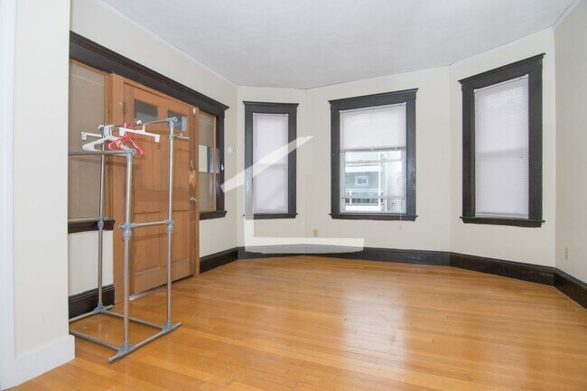 Foto del edificio - HOT ALLSTON LISTING!!!!