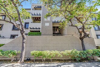 Building Photo - 880 E Fremont Ave