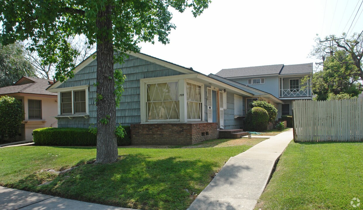 Primary Photo - 709 Park Ave