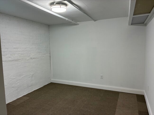 Building Photo - 2433 W Dakin St
