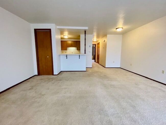 Foto del edificio - Cozy 1 Bedroom 1 Bath Lower Apartment W/Garage & Coin-Op Laundry!