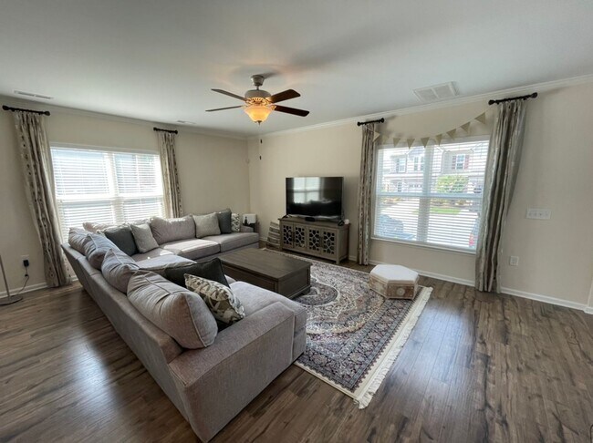 Foto del edificio - Like new 3 Bedroom townhouse with 2 car ga...