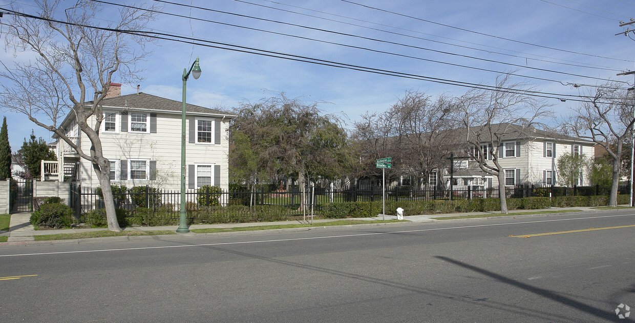 Primary Photo - Broadway Gardens