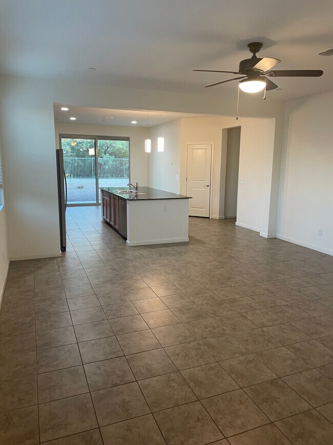 Sala de estar con concepto abierto. - 21335 West Granada Road