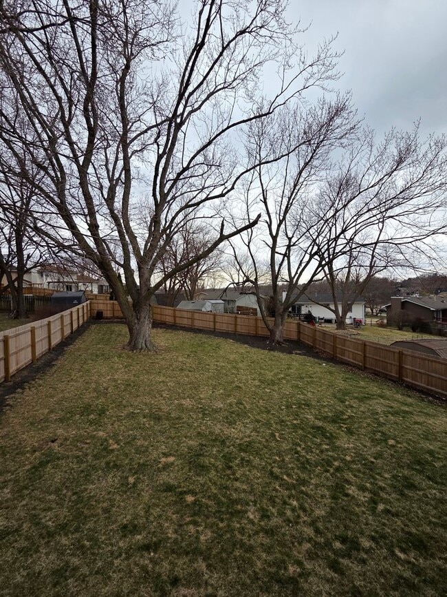 Building Photo - 3 bed 1.5 bath, 2 car garage, fenced in backyard, newly remodeled