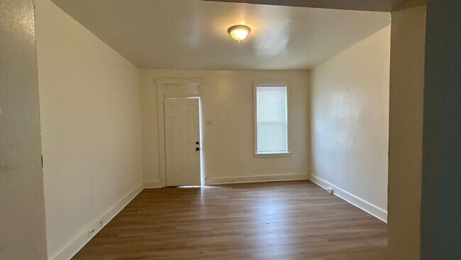 Building Photo - Charming 3 BR, 1 BA Townhouse in Columbia!