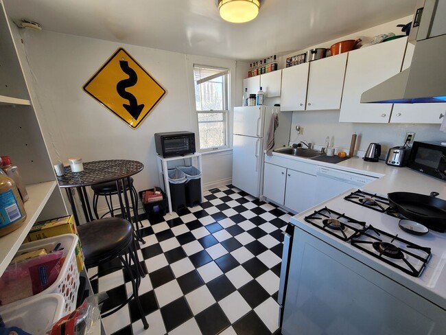 Interior Photo - 1210-12 Van Buren
