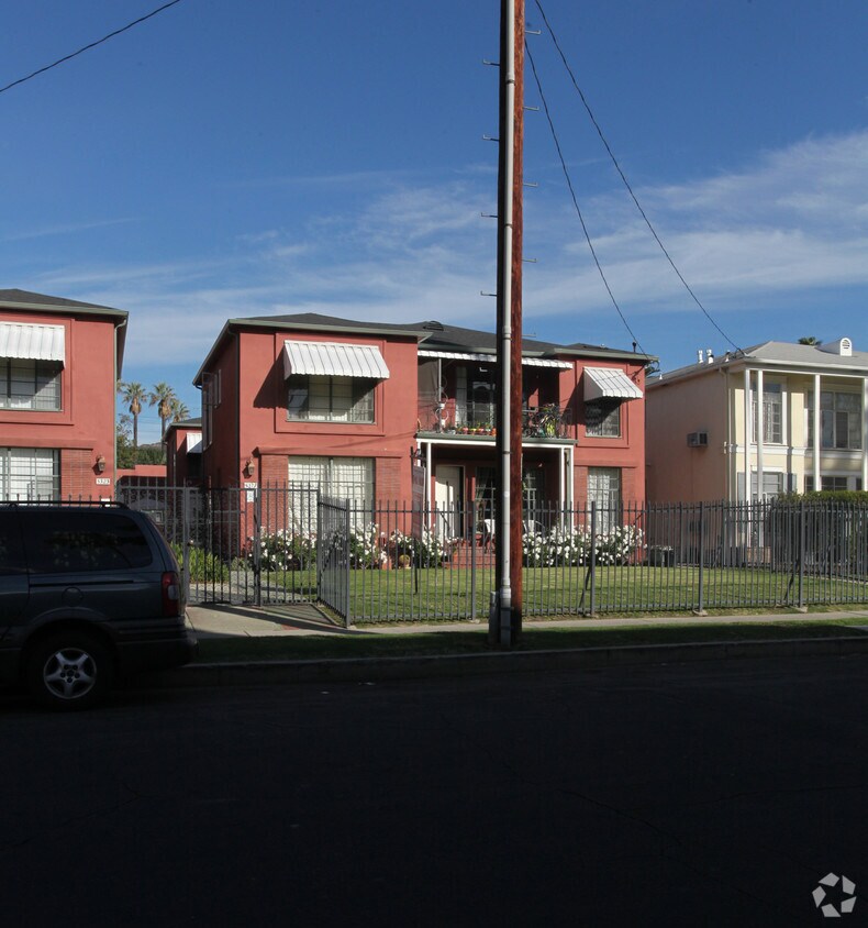 Foto del edificio - The Russell Avenue Apartments