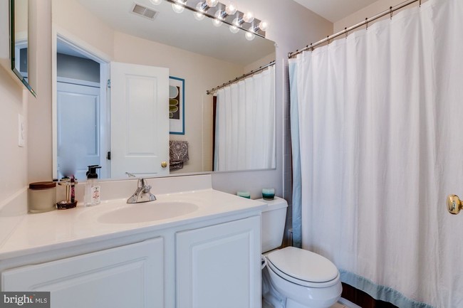 Foto del edificio - 22870 Livingston Terrace