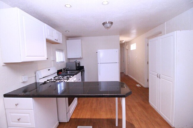 Building Photo - 2406 W Vermijo Ave