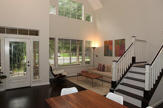 Building Photo - 102 E Greywing Ct