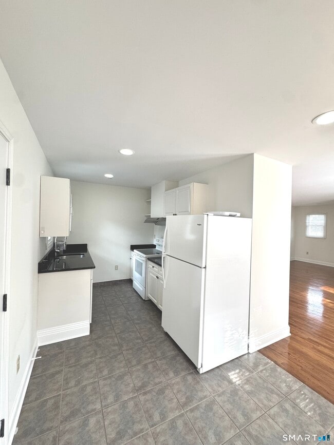 Building Photo - 93 New Canaan Ave