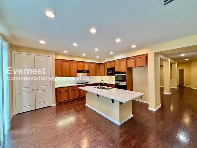 Foto del edificio - 5 Bed/3.5 Bath Home with Garage / Vouchers Accepted / Available Now!