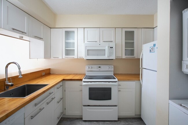 Foto del edificio - 2 bedroom 2 bathroom in Las Salinas Condo Association