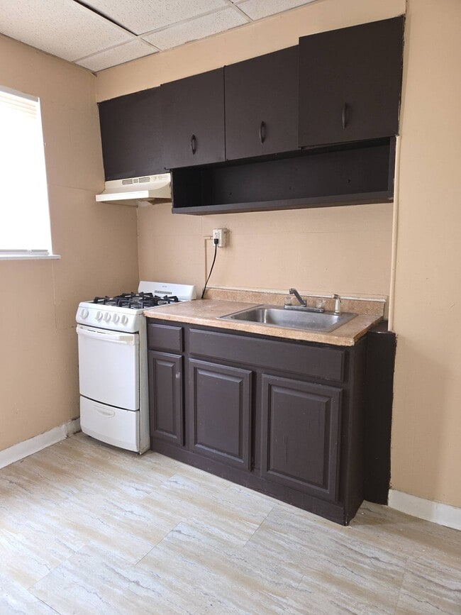 Building Photo - 2219 Winton St