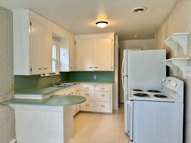 Building Photo - Charming And Spacious Home,  Walk To Green...