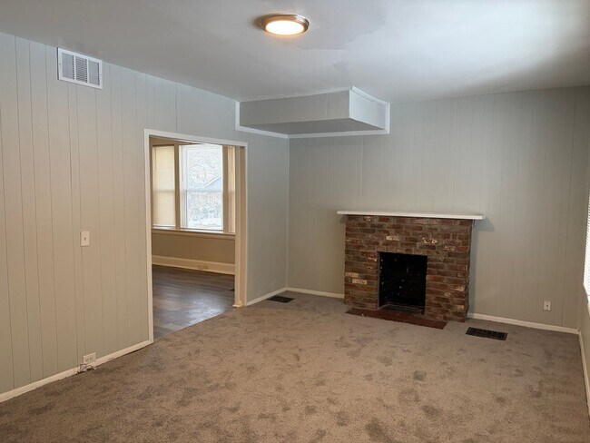 Building Photo - Hidden Gem on a Quiet No-Outlet Street – Move-In Ready 3BR with Garage & Deck Near I-75