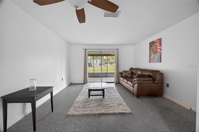 Foto del edificio - 1567 SE 27th St