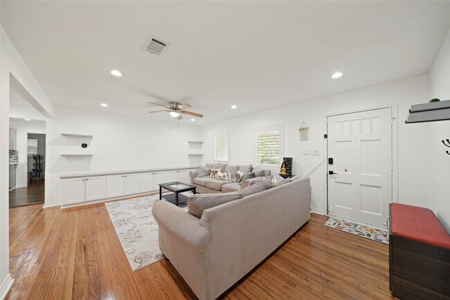 Building Photo - 4019 Blue Bonnet Blvd