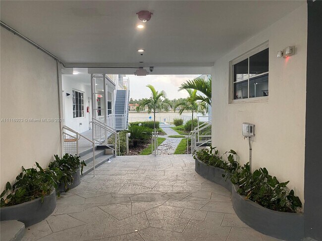 Building Photo - 960 Bay Dr